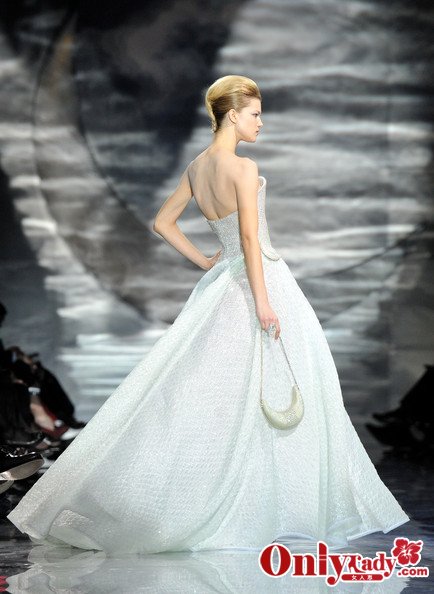 Красивые свадебные платья от бренда «Armani» 