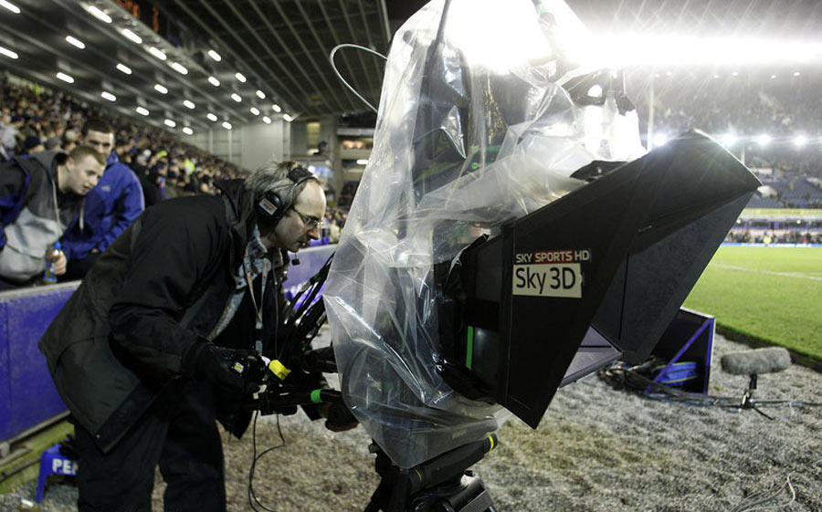 На фото: телеоператор снимает матч между клубами «Манчестер Юнайтед» и «Арсенал» с помощью специальной камеры.
