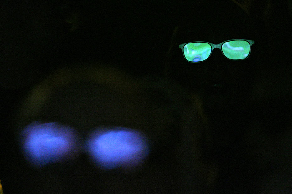 На фото: футбольные болельщики в специальных очках смотрят трансляцию матча (31 января 2010 года).
