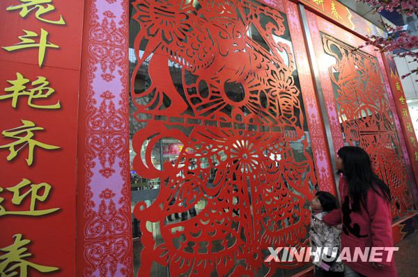 Традиционный красный цвет усиливает атмосферу праздника Весны в Китае 1