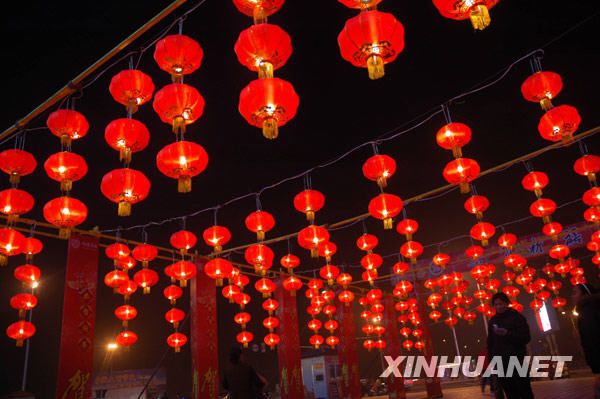 Традиционный красный цвет усиливает атмосферу праздника Весны в Китае 4