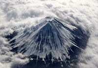 Вид величественной горы Фузди с высоты птичьего полета