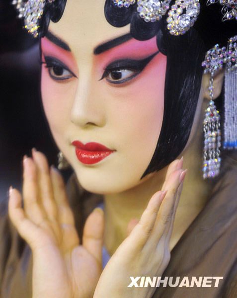 Юная исполнительница пекинской оперы Вань Сяохуэй 