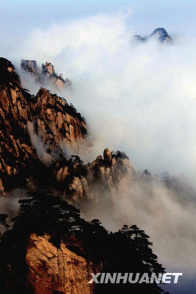 Величественное море облаков в горах Хуаншань после дождя 