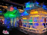 Волшебные разноцветные фонари и ледяные скульптуры на фестивале снега и льда под названием «Расцвет» в уезде Яньцин 