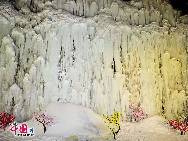 Волшебные разноцветные фонари и ледяные скульптуры на фестивале снега и льда под названием «Расцвет» в уезде Яньцин 