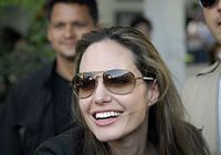 Анджелина Джоли посетила пострадавших от землетрясения на Гаити