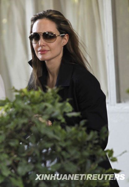 Анджелина Джоли посетила пострадавших от землетрясения на Гаити 