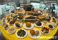 Богатый стол с блюдами из камней в городе Иньчуань Нинся-Хуэйского автономного района