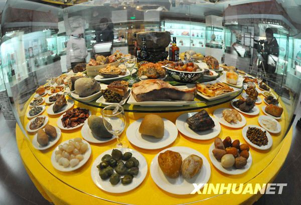 Богатый стол с блюдами из камней в городе Иньчуань Нинся-Хуэйского автономного района 