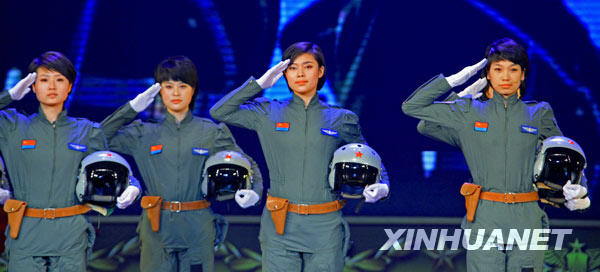 16 женщин-летчиков, которые участвовали в военном параде во время Национального праздника Китая, приняли участие в новогоднем телевизионном гала-концерте на кануне Праздника Весны.