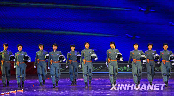 16 женщин-летчиков, которые участвовали в военном параде во время Национального праздника Китая, приняли участие в новогоднем телевизионном гала-концерте на кануне Праздника Весны.