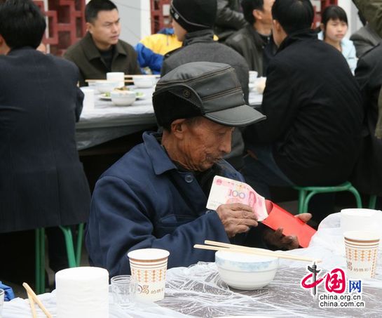 Новогодний стол для людей, оставшихся одинокими после землетрясения в Цзянъю провинции Сычуань 