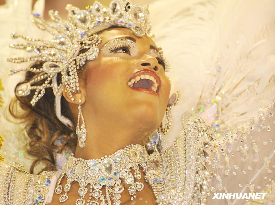 14 февраля на проспекте в Рио-де-Жанейро состоится кульминация карнавала - фестиваль самбы.