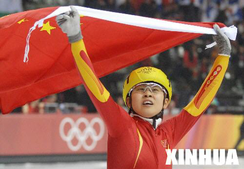 Китайская конькобежка Ван Мэн завоевала золотую медаль на дистанции 500 метров на Олимпиаде-2010