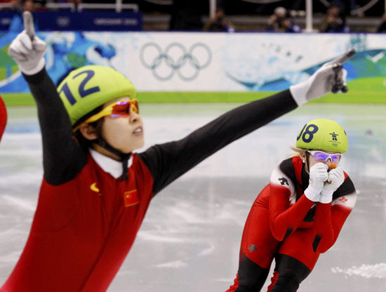 Китайская конькобежка Ван Мэн завоевала золотую медаль на дистанции 500 метров на Олимпиаде-2010