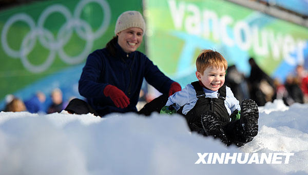 Дети в Ванкувере наслаждаются снегом во время зимней Олимпиады