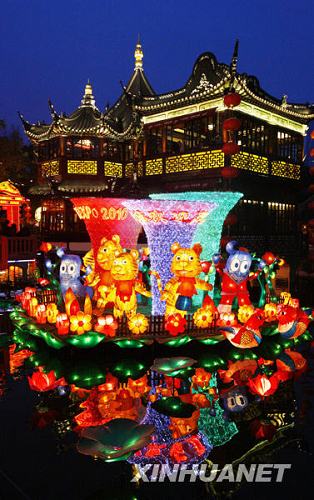 Ярмарка фонарей в парке «Юйюань» Шанхая привлекла множество туристов