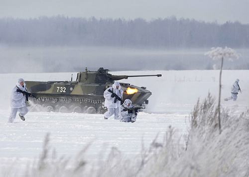 Российские десантники провели учения на снегу