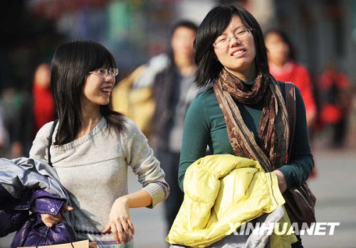 Молодые люди на улицах города Чанша ранней весной