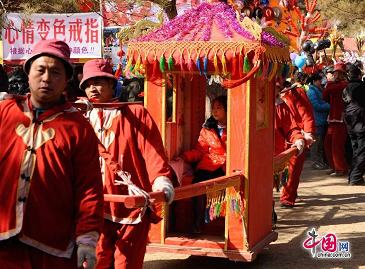 Оживленная храмовая ярмарка в честь Праздника Весны в парке «Дитань» Пекина