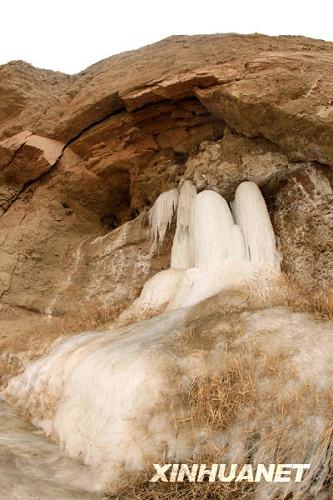 Ледово-снежные чудеса в ущелье пустыни Кумутагэ в СУАР