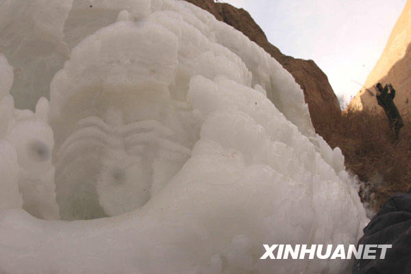 Ледово-снежные чудеса в ущелье пустыни Кумутагэ в СУАР