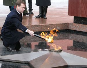 Вечный огонь вернулся к Могиле Неизвестного солдата в Александровском саду