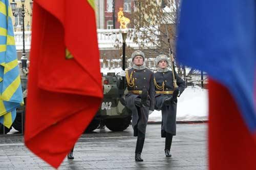 Вечный огонь вернулся к Могиле Неизвестного солдата в Александровском саду