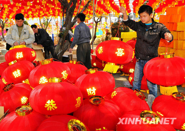Весело встречают праздник фонарей в Китае 2