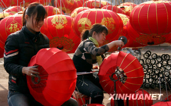 Весело встречают праздник фонарей в Китае 7