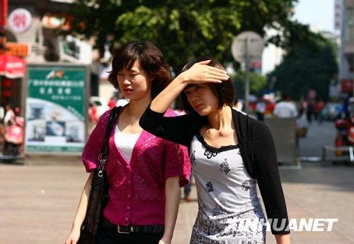 В некоторых районах Китая температура воздуха повысилась до летних норм