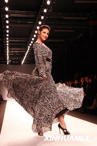 Красивые модели демонстрируют осеннюю и зимнюю одежду на Миланской Неделе моды