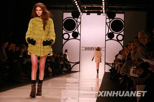 Красивые модели демонстрируют осеннюю и зимнюю одежду на Миланской Неделе моды