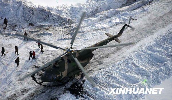 Синьцзянский военный округ отправил два вертолета в пострадавшие от снегопада районы 