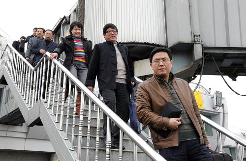 Первые иногородние депутаты, участвующие в третьей сессии ВК НПКСК 11-го созыва, прибыли в Пекин 