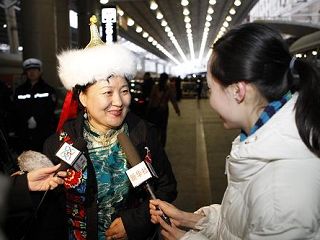 Первые депутаты за пределами Пекина, участвующие на третьей сессии ВК НПКСК 11-ого созыва прибыли в Пекин