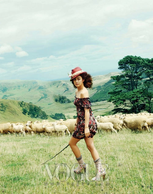 Красивая корейская актриса Ким Тхэ Хи в образе пастушки