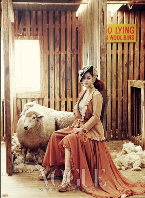 Красивая корейская актриса Ким Тхэ Хи в образе пастушки
