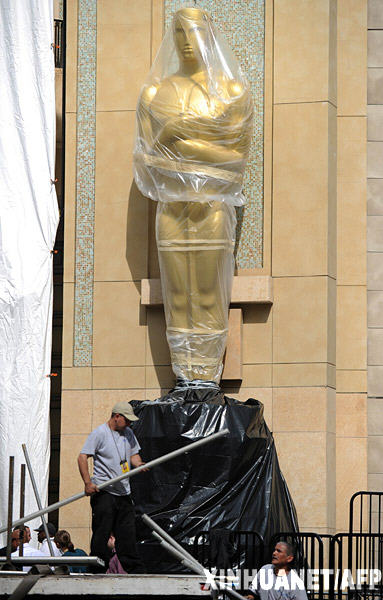 1 марта 2010 года, рабочие заняты подготовкой к церемонии вручения премий. 7 марта 2010 года в театре «Кодак» состоится 82-я церемония вручения премий «Оскар».