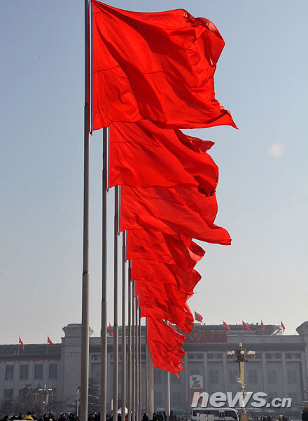 Пекин встречает третью сессию ВСНП и ВК НПКСК 11-го созыва развевающимися красными флагами 