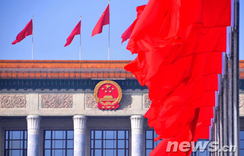 2 февраля 2010 года, на площади Тяньаньмэнь развеваются красные флаги в честь предстоящей третьей сессии ВСНП и ВК НПКСК 11-го созыва.