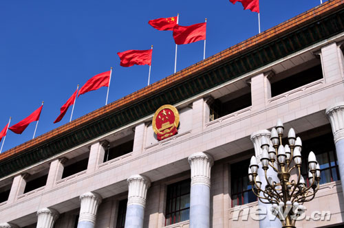 Пекин встречает третью сессию ВСНП и ВК НПКСК 11-го созыва развевающимися красными флагами 