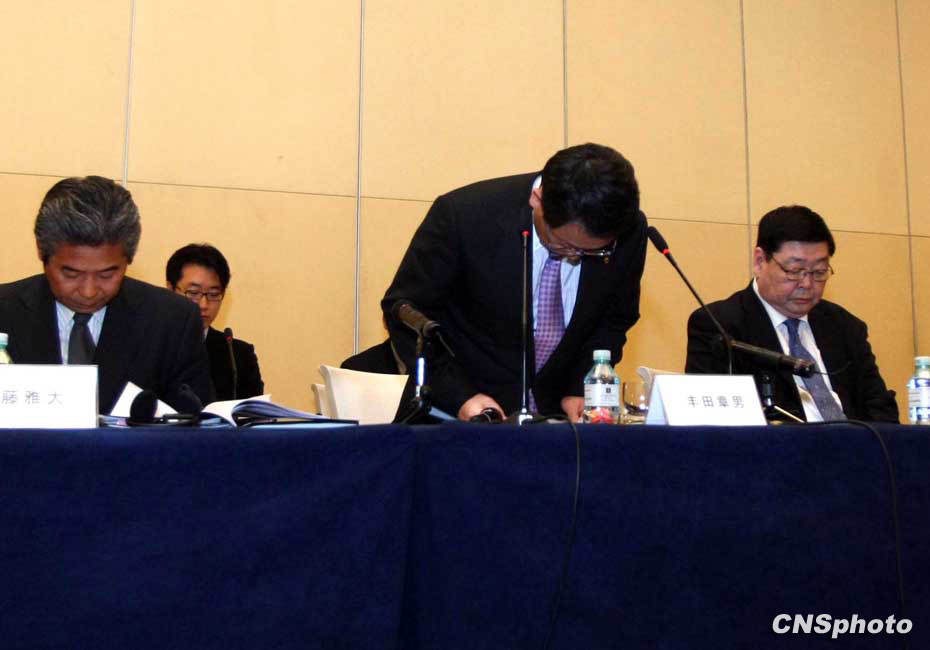 Акио Тойода в Пекине поклонился и извинился перед китайскими потребителями 1