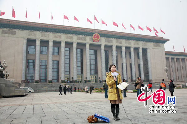 На фото: корреспондент интернет-сайта «Чжунгован» ведет прямую трансляцию с места проведения пресс-конференции.