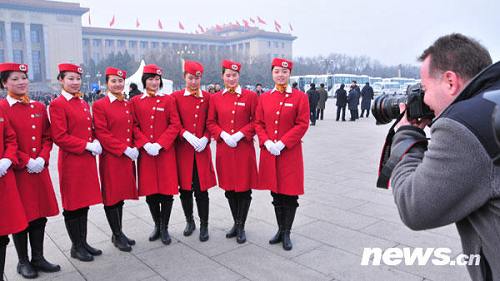 Красивые сотрудники, обслуживающие третью сессию ВСНП и ВК НПКСК