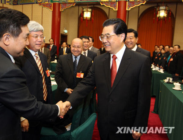 Председатель КНР Ху Цзиньтао посетил депутатов партии Ассоциация демократического национального строительства Китая и Всекитайского торгово-промышленного союза, участвующих в третьей сессии ВК НПКСК 11-го созыва 