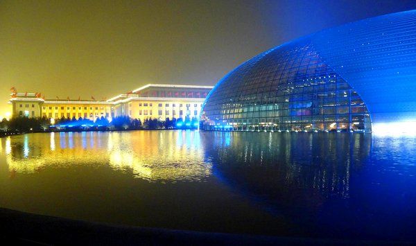 Ночной вид Государственного большого театра во время проведения сессий ВСНП и ВК НПКСК