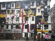 Улица Хуанъцзюепин находится в г. Чунцин провинции Сычуань и реконструирована с использованием живописи. На 37 старинных корпусах изображены красивые картины. Из-за этого она славится по всему миру.