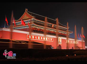 Красивая ночная площадь Тяньаньмэнь во время проведения третьей сессии ВСНП и ВК НПКСК 11-го созыва